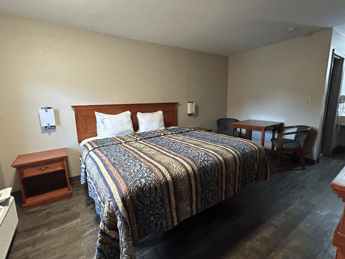 Guest room with bedside lamp