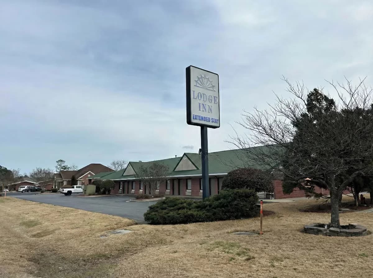 Exterior entrance view of Lodge Inn